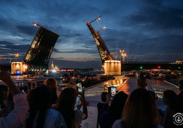 К мостам Петербурга по рекам и каналам в сопровождении фоновой музыки