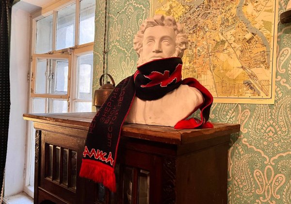Атмосфера Петербурга: Дворы, Парадные и Коммунальная история