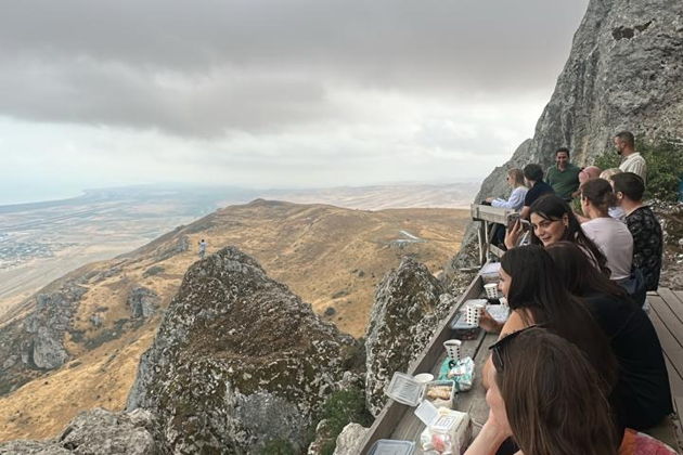 Фото экскурсии - В МАРС через РОЗОВОЕ озеро с чаепитие на скале БЕШБАРМАГ + дегустация ИКРЫ! - 6