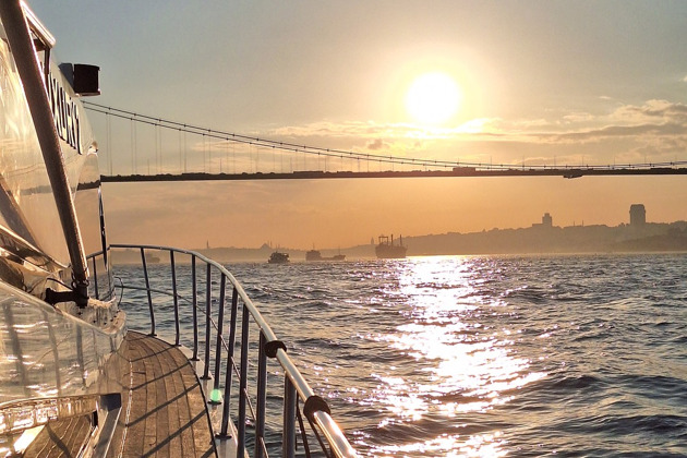 Фото - экскурсия: Закатный или дневной круиз по Босфору на шикарной яхте с аудиогидом и закусками