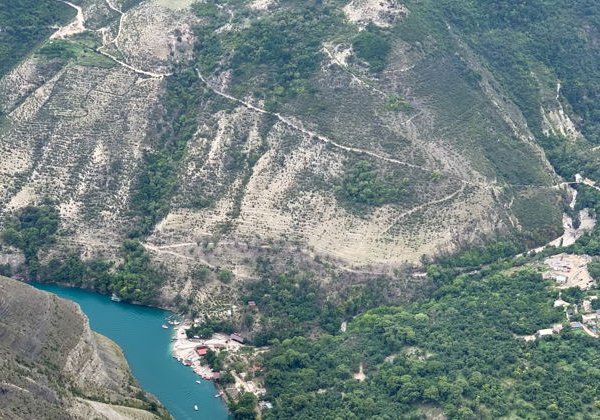 Экскурсия к Сулакскому каньону, бархану Сарыкум и пещерам Нохъо из Каспийска - фото 1