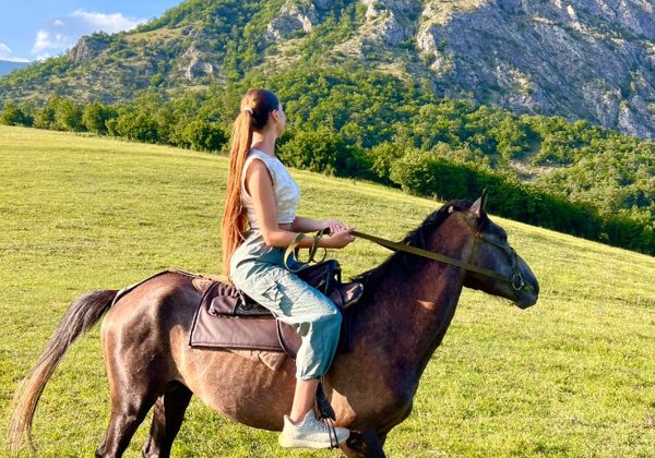 Прогулка верхом на лошадях в Дилижане