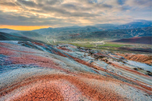 Фото экскурсии - Уникальное путешествие к Розовому озеру, Карамельным горам и Бешбармагу с дегустацией черной икры и обедом в рыбном ресторане - 7