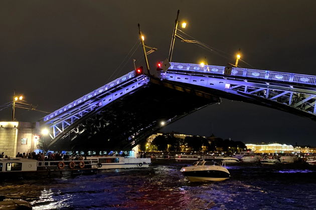 Фото экскурсии - Ночные силуэты: полуторачасовая магия разводных мостов с однопалубного судна - 7