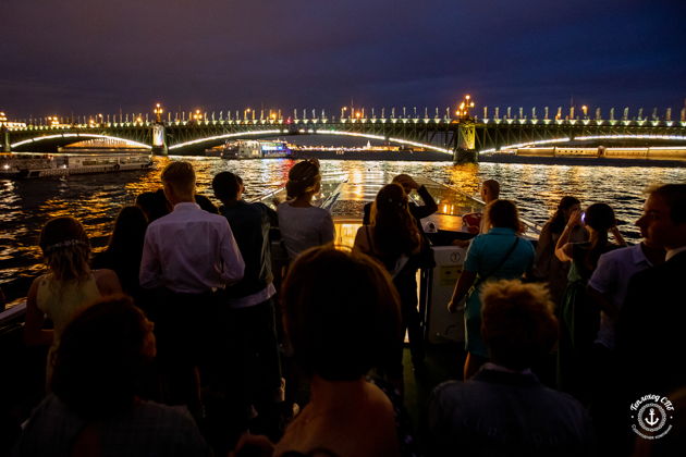 Фото экскурсии - Ночные силуэты: полуторачасовая магия разводных мостов с однопалубного судна - 13