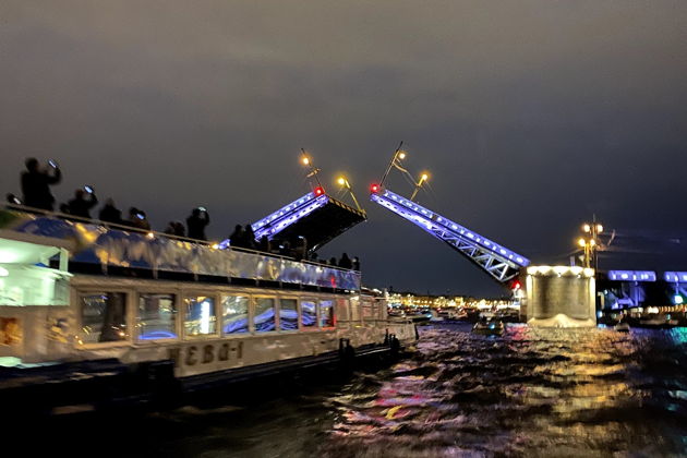 Фото экскурсии - Ночные силуэты: полуторачасовая магия разводных мостов с однопалубного судна - 14