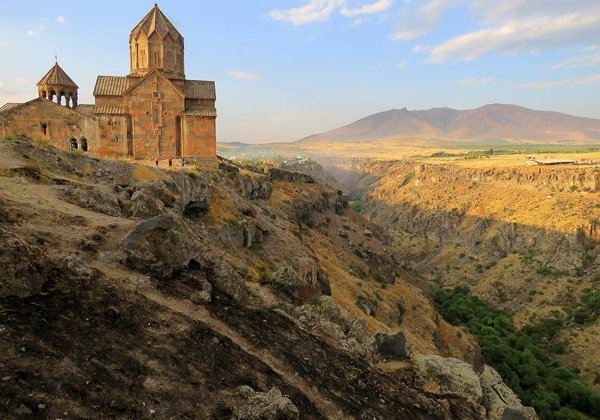 Индивидуальный тур Замок Амберд, аномальная зона, монастыри Сагмосаванк и Ованаванк, Аллея букв за один день  - фото 3