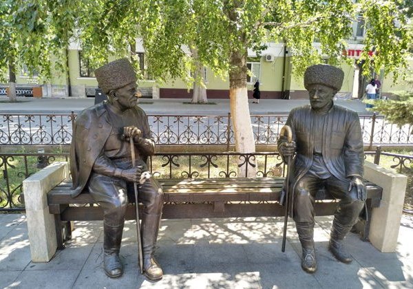 Махачкала: прогулка по местам истории и силы города - фото 1