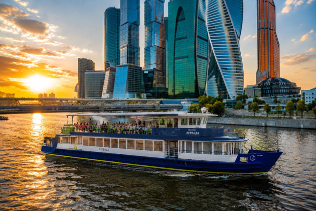 Вечерний круиз с ужином, живой музыкой и танцами на роскошном теплоходе в центре Москвы