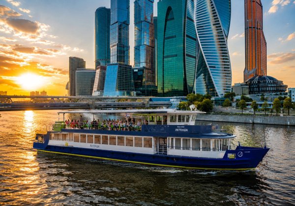 Вечерний круиз с ужином, живой музыкой и танцами на роскошном теплоходе в центре Москвы