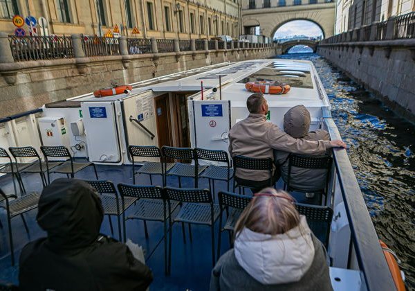 Город в лучах дня и огнях вечера: увлекательная теплоходная прогулка - фото 2