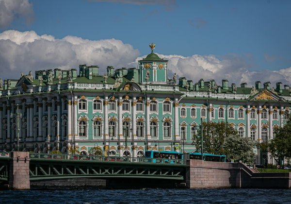 Город в лучах дня и огнях вечера: увлекательная теплоходная прогулка - фото 3