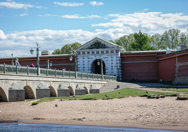 Город в лучах дня и огнях вечера: увлекательная теплоходная прогулка - фото 4