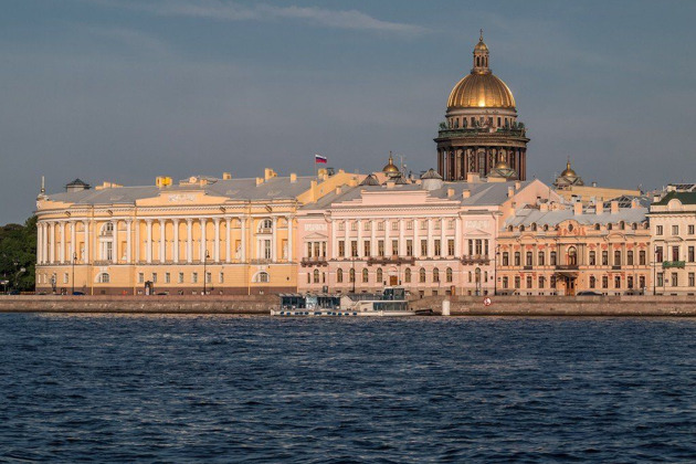 Фото - экскурсия: Аудиогид по Английской набережной: искусство, ночная жизнь и история железных дорог