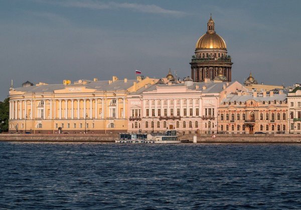 Английская набережная: аудиоэкскурсия про искусство, вечеринки и железные дороги 