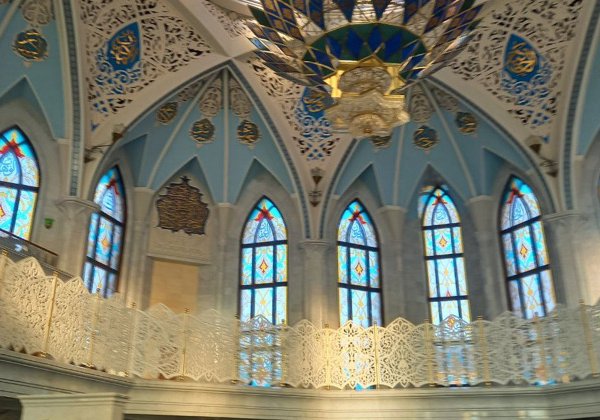 Мы в России, но только у нас налево мечеть, направо церковь