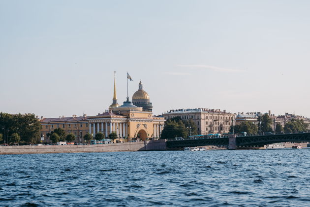Фото экскурсии - Прогулка по водным артериям города на 11-местном катере - 7