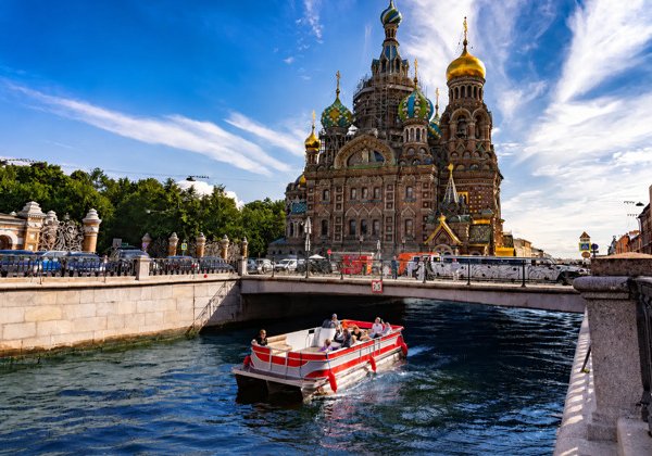 Прогулка по водным артериям города на 11-местном катере