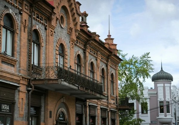 Авторская пешеходная экскурсия: «Дома и судьбы главной улицы»