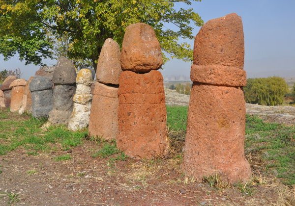 Mузей доблести, древнейшая обсерватория и храм езидов на фоне Арарата  - фото 3