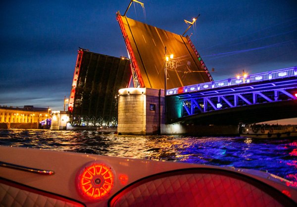 Развод мостов на индивидуальном катере "Стремительный" с капитаном 
