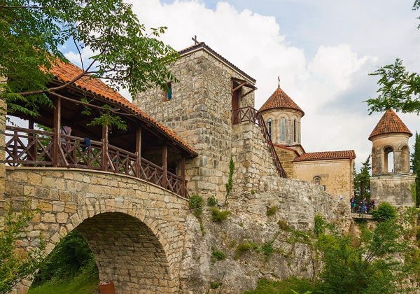 Город-призрак Цхалтубо и великие святыни западной Грузии  - фото 1
