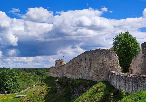 Экскурсия по Печорам и Изборску