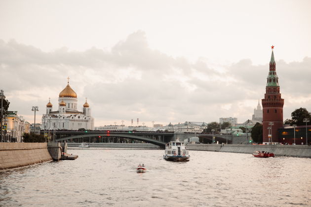 Прогулка на дизайнерском теплоходе «Морис» по центру Москвы - фото 3