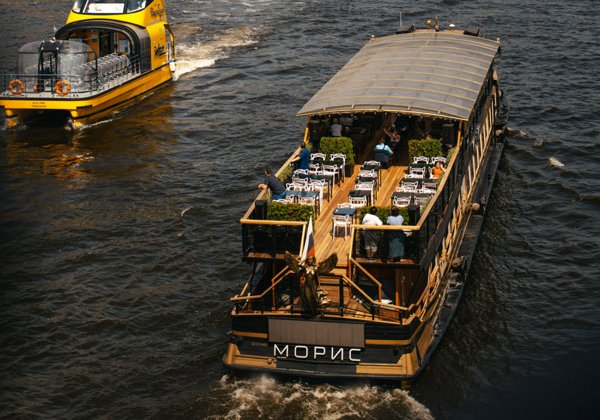 Прогулка на дизайнерском теплоходе «Морис» по центру Москвы