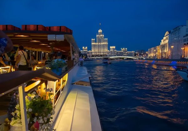 Круиз на дизайнерском теплоходе «Волна» по центру Москвы - фото 4