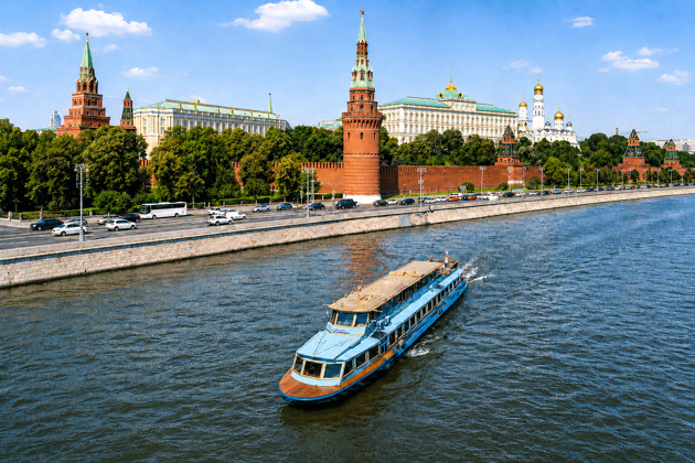 Прогулка на стильном теплоходе Волна по центру столицы