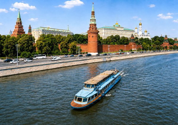 Круиз на дизайнерском теплоходе «Волна» по центру Москвы
