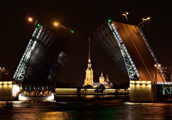 Полночь в Петропавловке и теплоходная прогулка к разведенным мостам