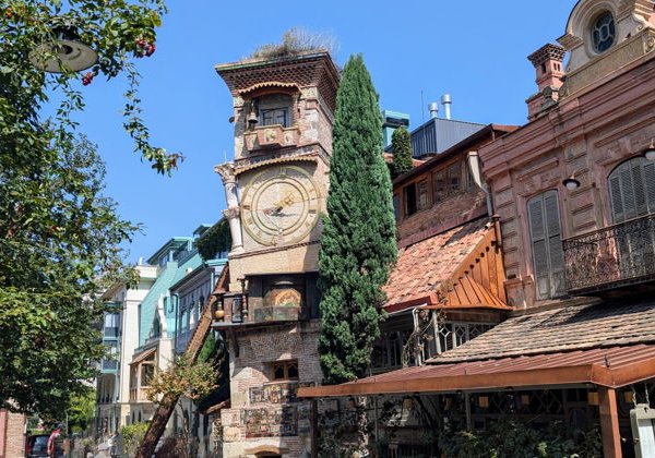 Вековая палитра Тбилиси: от архитектурных эпох до уличного стиля - фото 1