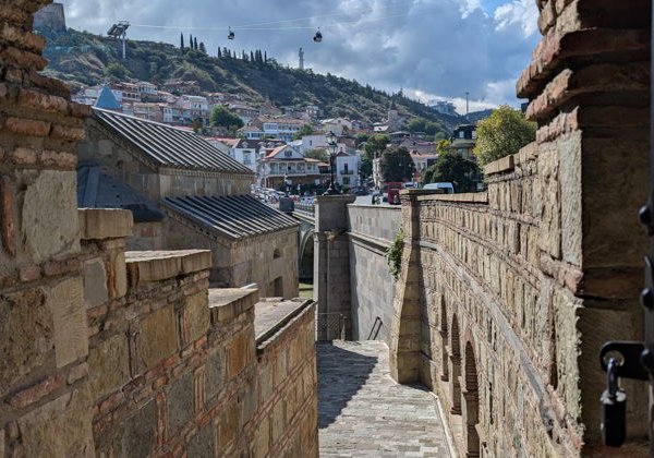 Вековая палитра Тбилиси: от архитектурных эпох до уличного стиля - фото 3