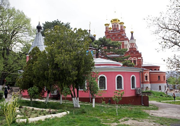 Топловский монастырь и храм святителя Луки Крымского.