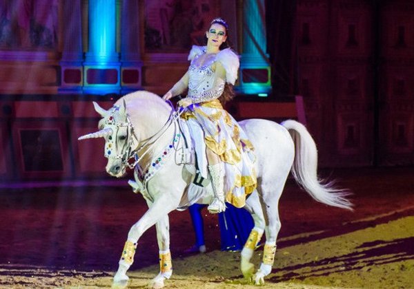 Новогоднее конное шоу «Тайна Белого единорога» в Абрау-Дюрсо
