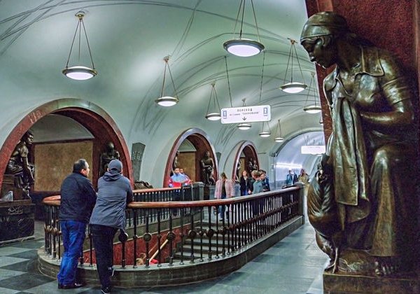Подземные дворцы Москвы: экскурсия по Московскому метро - фото 3