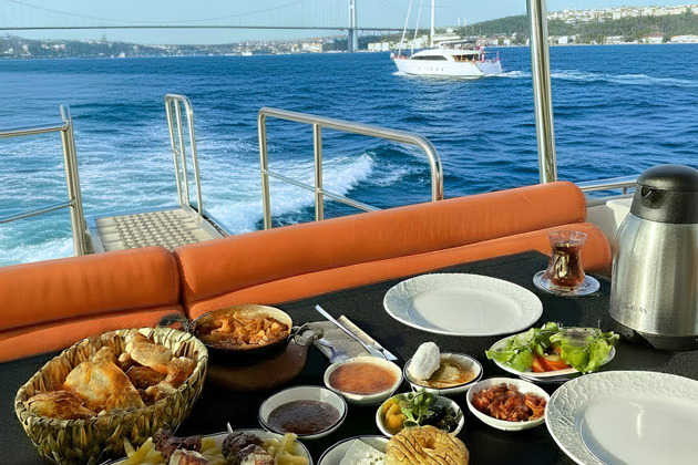 Фото - экскурсия: Утренняя прогулка на яхте по Босфору с завтраком под солнечными лучами