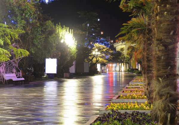 Летний вечер в Крыму: Ялта и лучи заходящего солнца - фото 4