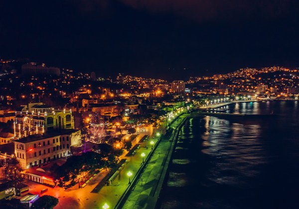Летний вечер в Крыму: Ялта и лучи заходящего солнца