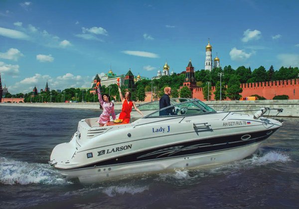 На каютной яхте с капитаном по центру Москвы до Кремля