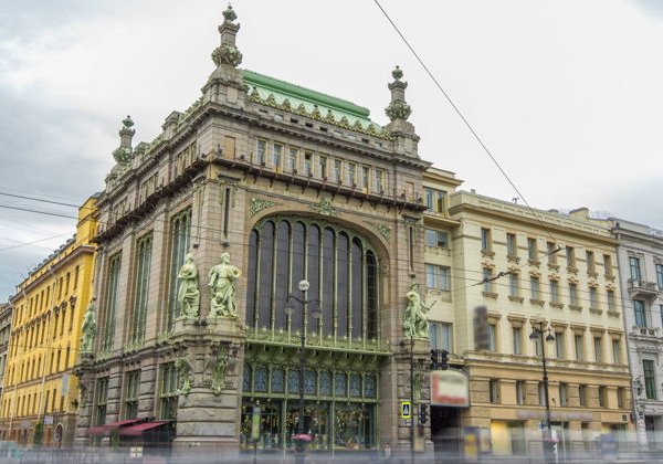 Взгляд сверху вниз: экскурсия по парадным и крышам - фото 1