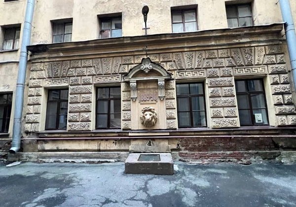 Взгляд сверху вниз: экскурсия по парадным и крышам - фото 3