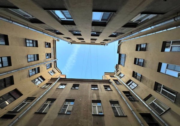 Взгляд сверху вниз: экскурсия по парадным и крышам - фото 4