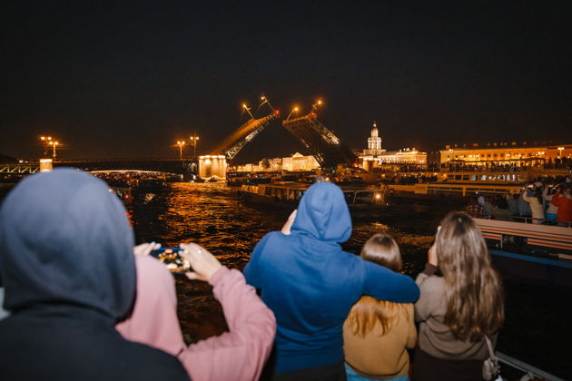 Дискотека на двухпалубном теплоходе. Развод мостов. - фото 1