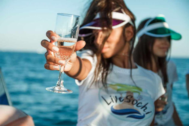 Фото экскурсии - Прогулка на яхте с фуршетом в центре Сочи - 9