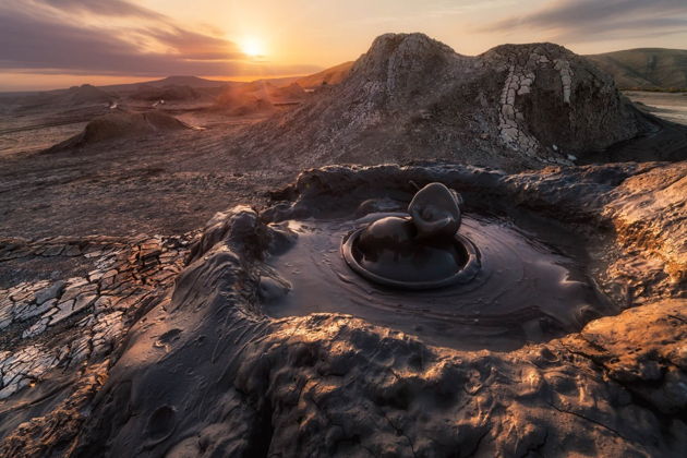 Фото экскурсии - Гобустан, Грязевые вулканы, Агатовые горы, гора Бешбармаг и дегустация икры - 12