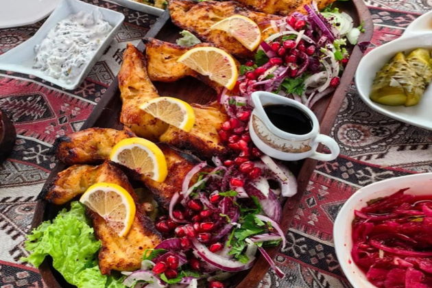 Фото экскурсии - Гобустан, Грязевые вулканы, Агатовые горы, гора Бешбармаг и дегустация икры - 14