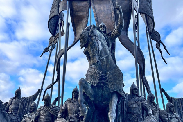 Прогулка к памятнику Александру Невскому и его воинам